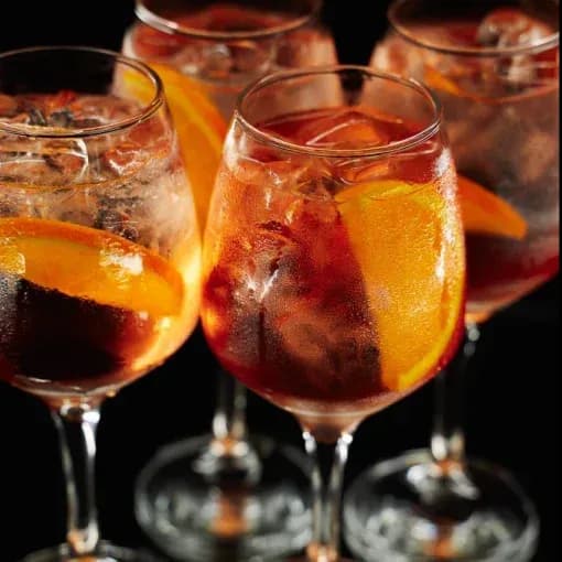 Бокалы с коктейлями и дольками апельсина