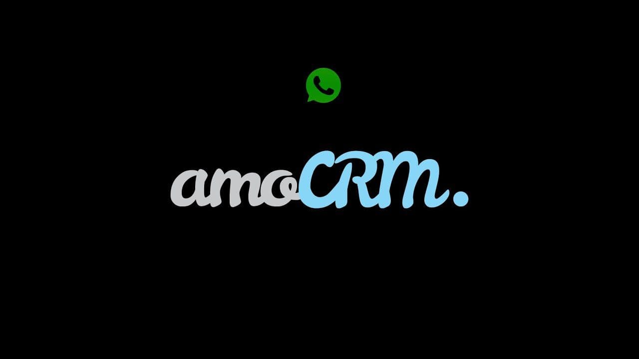 Логотип amoCRM с иконкой мессенджера на чёрном фоне