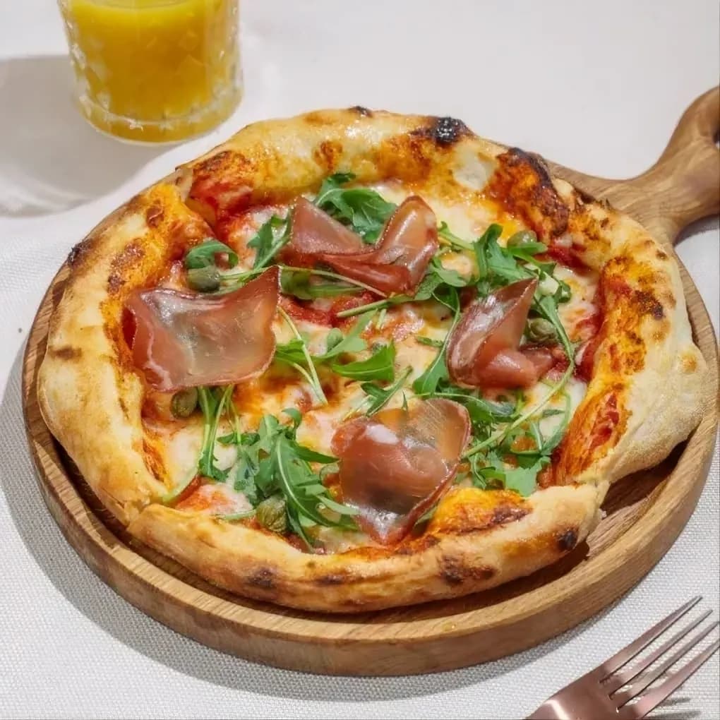 Пицца с ветчиной и зеленью