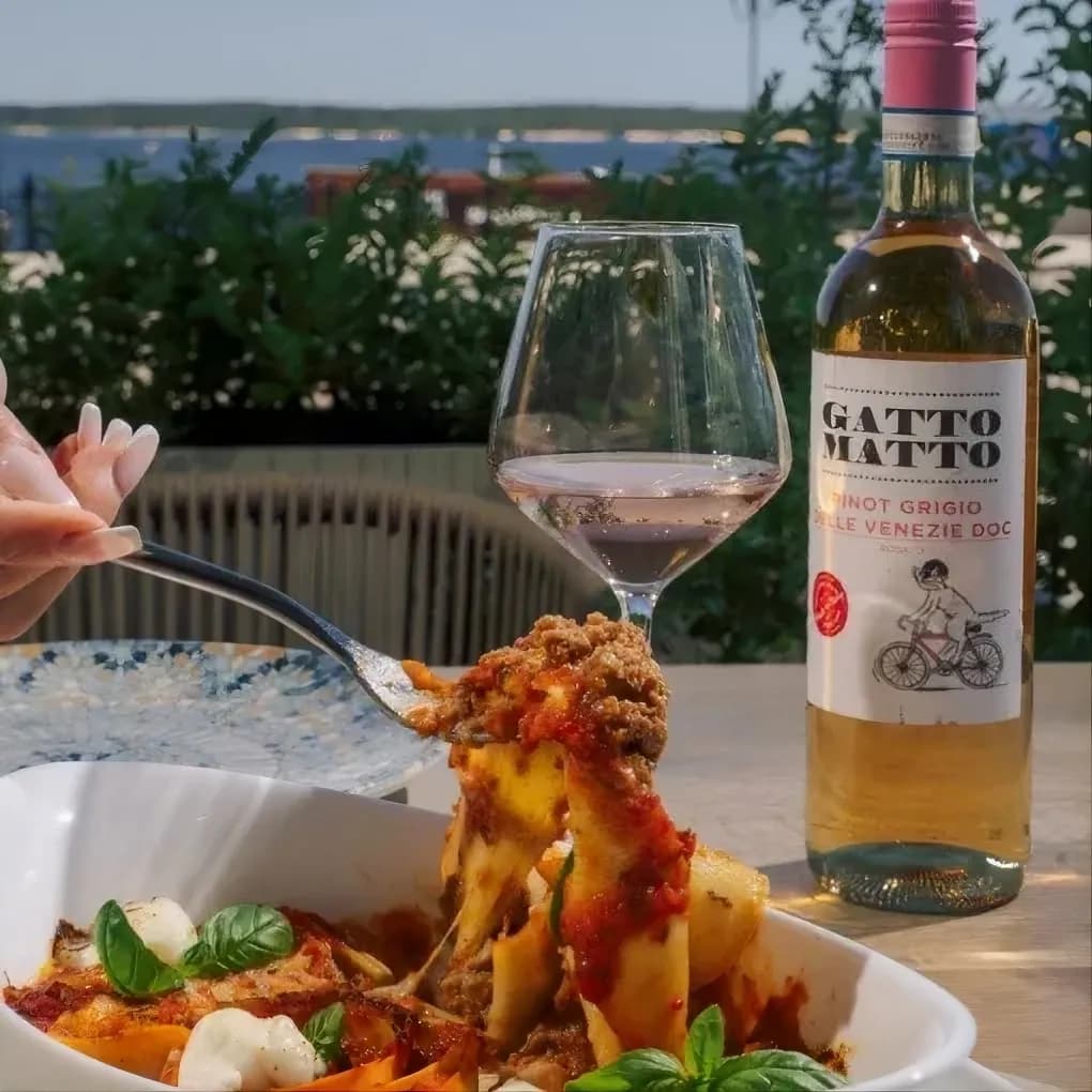 Блюдо и бокал вина на террасе