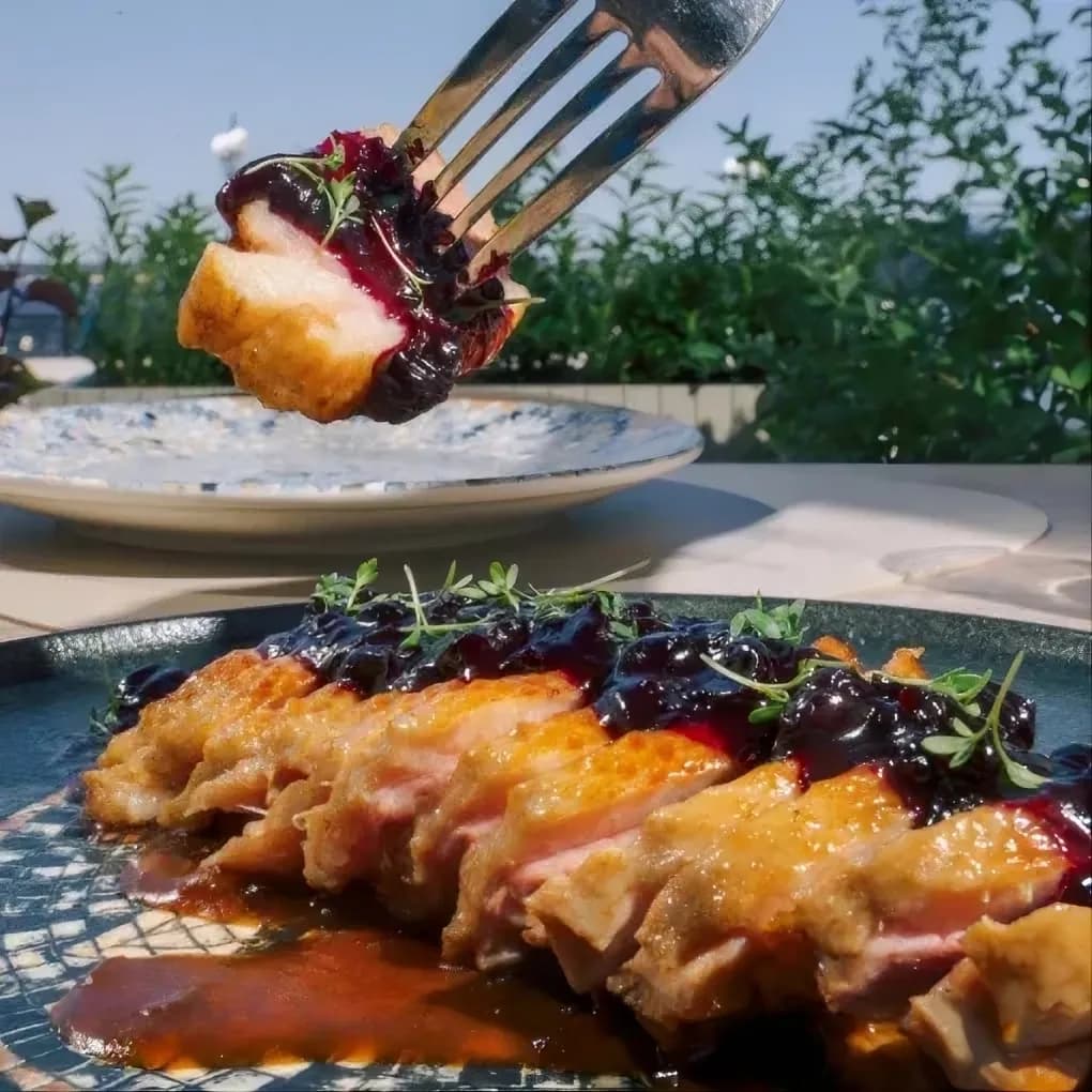 Мясное блюдо с соусом