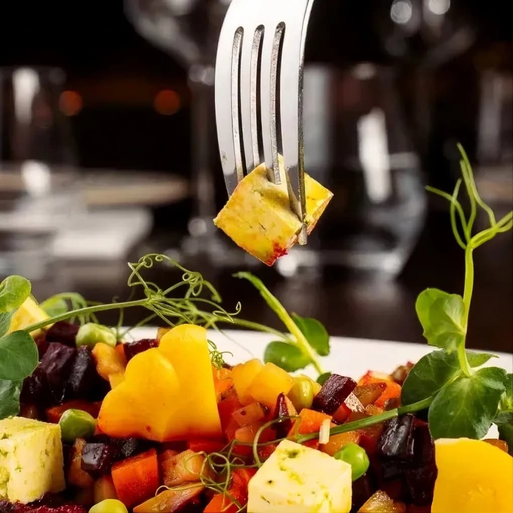 Салат с овощами и сыром