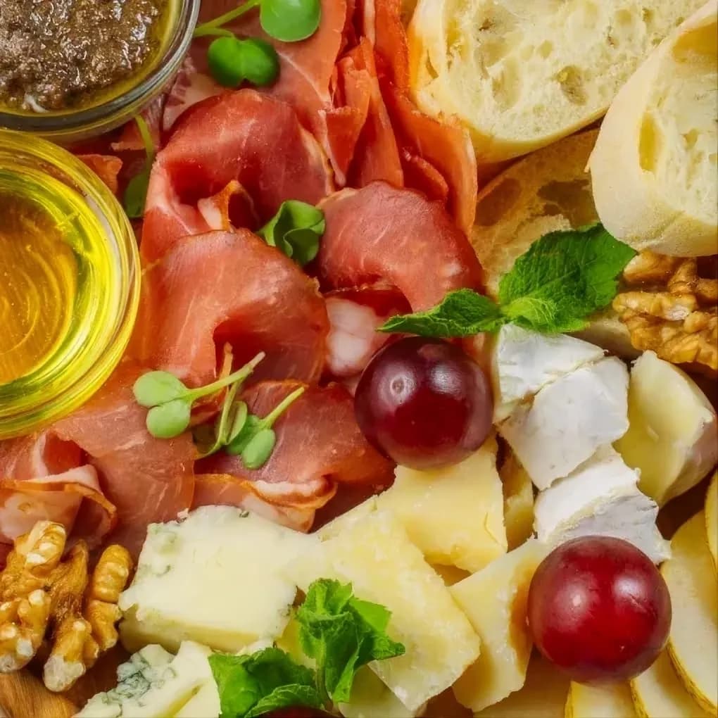 Сырная и мясная закуска с виноградом и орехами