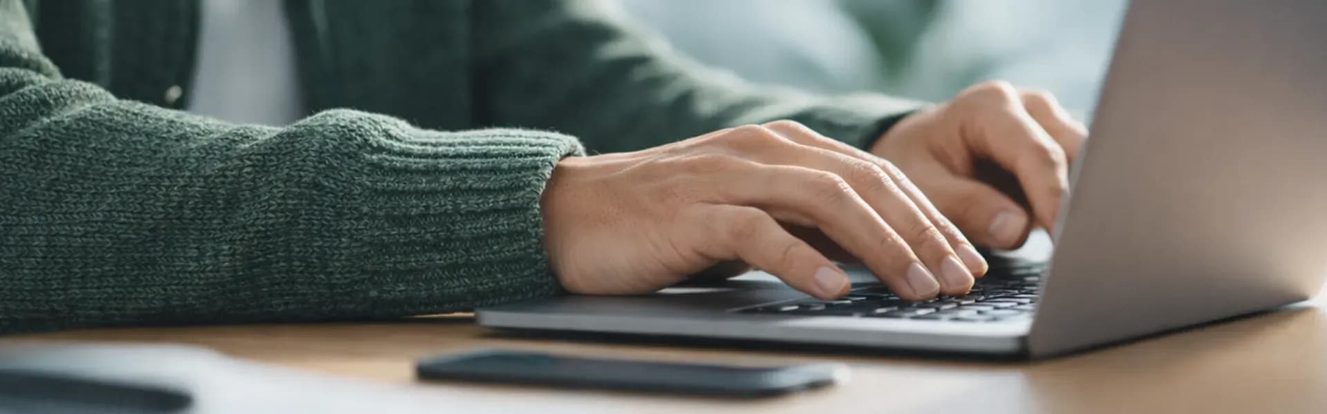 Человек за ноутбуком