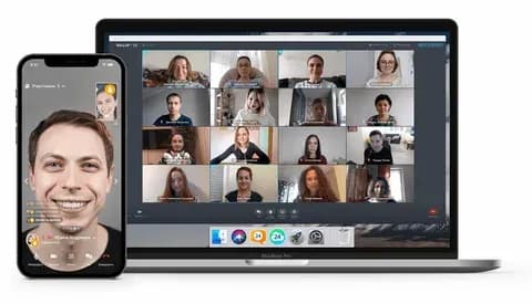 Экран ноутбука с интерфейсом видеоконференции